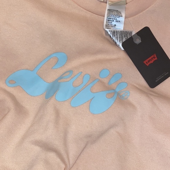 Women's Levi's® Cropped Graphic
Logo Sweatshirt, Script Peach Puree new - Picture 6 of 6